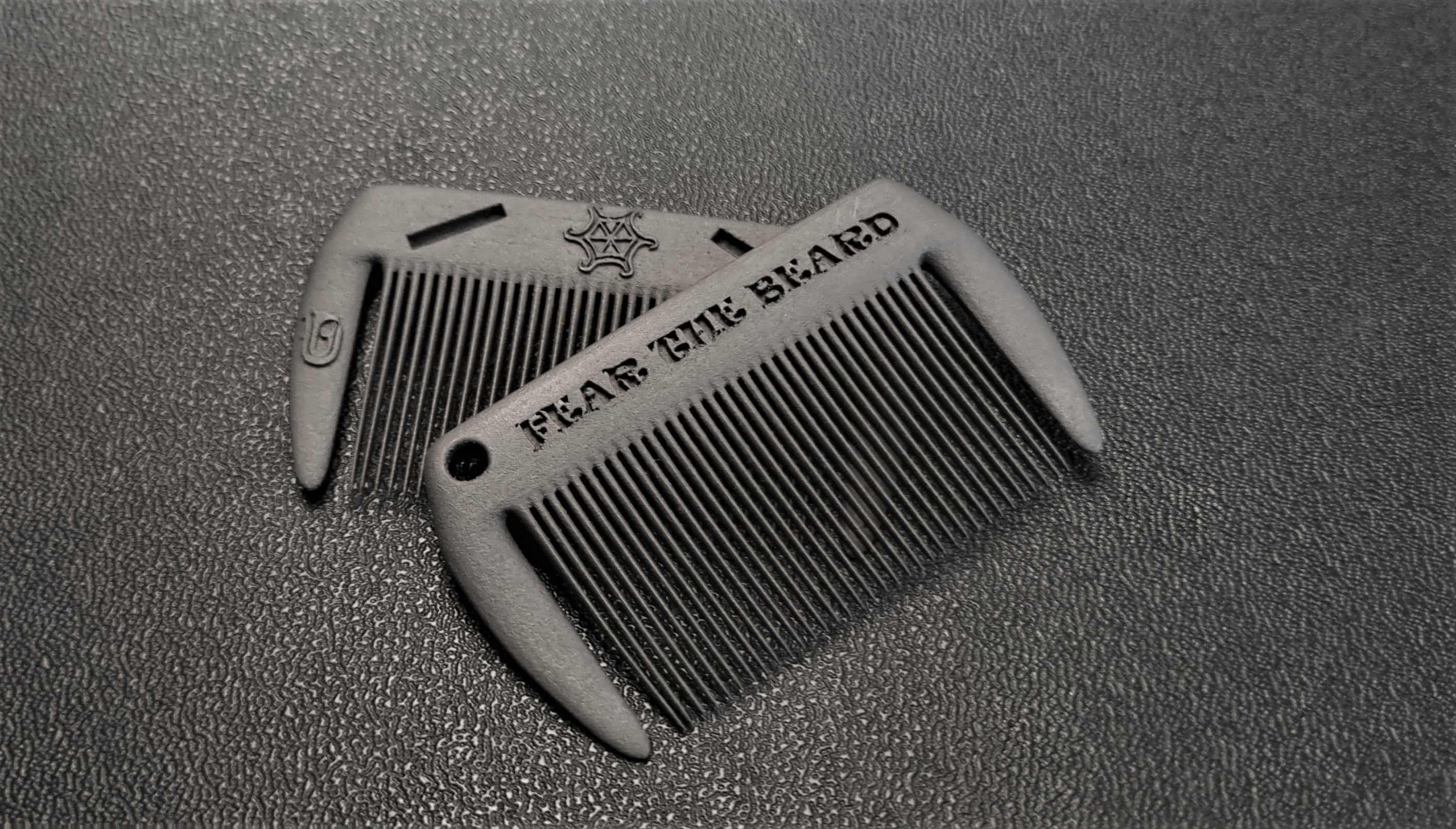 Titanium beard comb "Tritium AnoBlack" by IsarCustomz