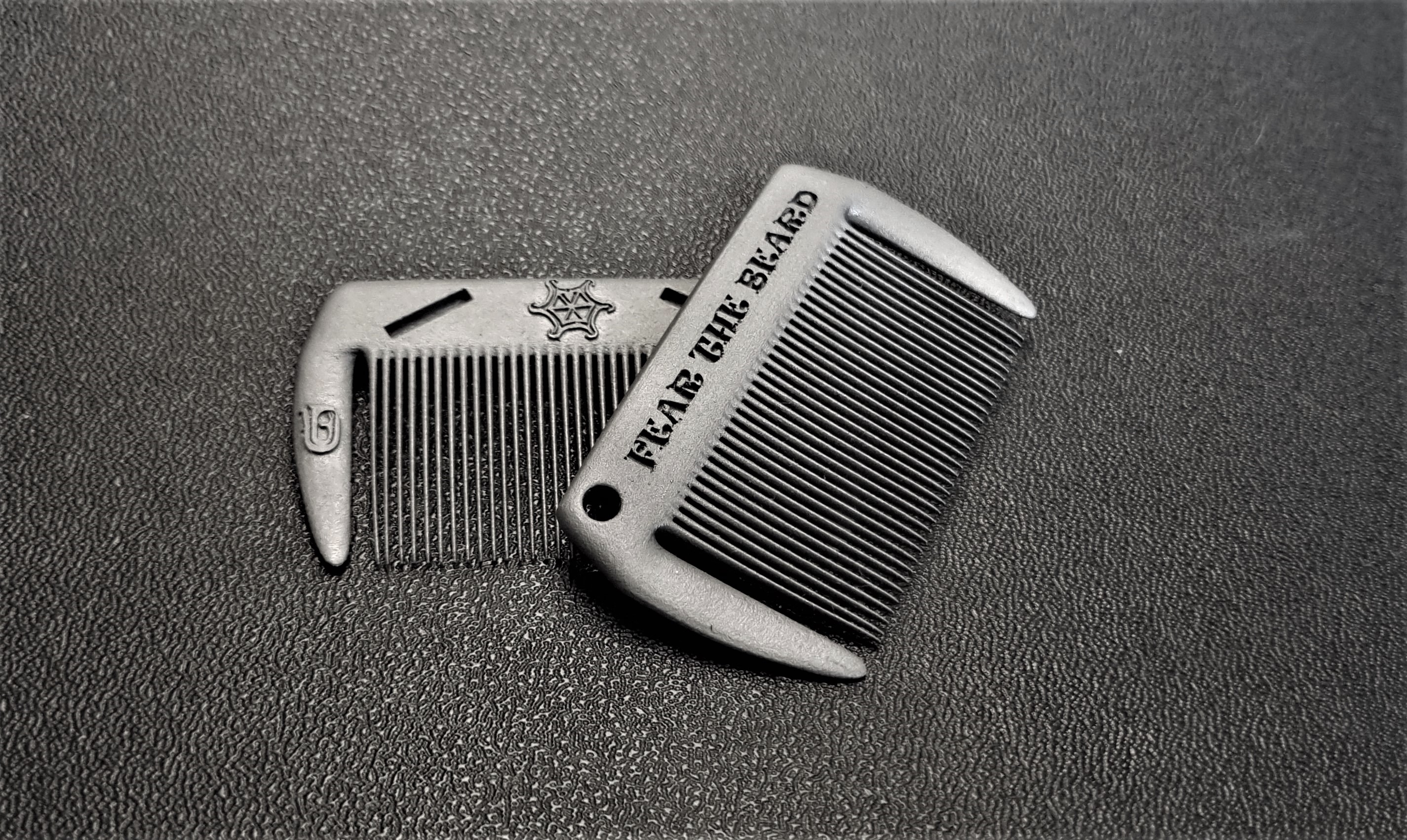 Titanium beard comb "Tritium TiGrey" by IsarCustomz